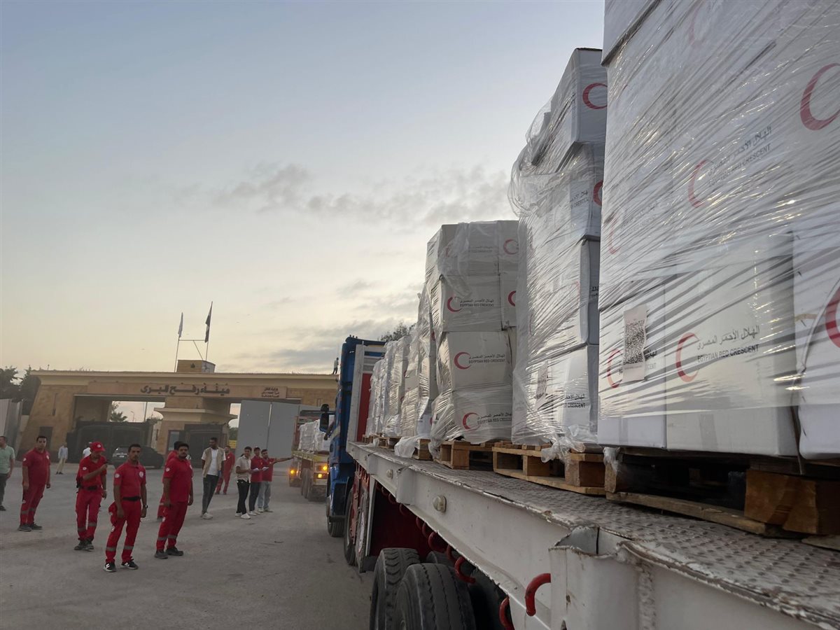 الهلال الأحمر المصري يرسل قوافل مساعدات إغاثية إلى قطاع غزة