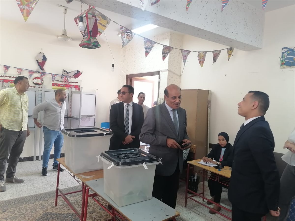 رئيس محكمة البحر الأحمر يتفقد لجان الإنتخابات 