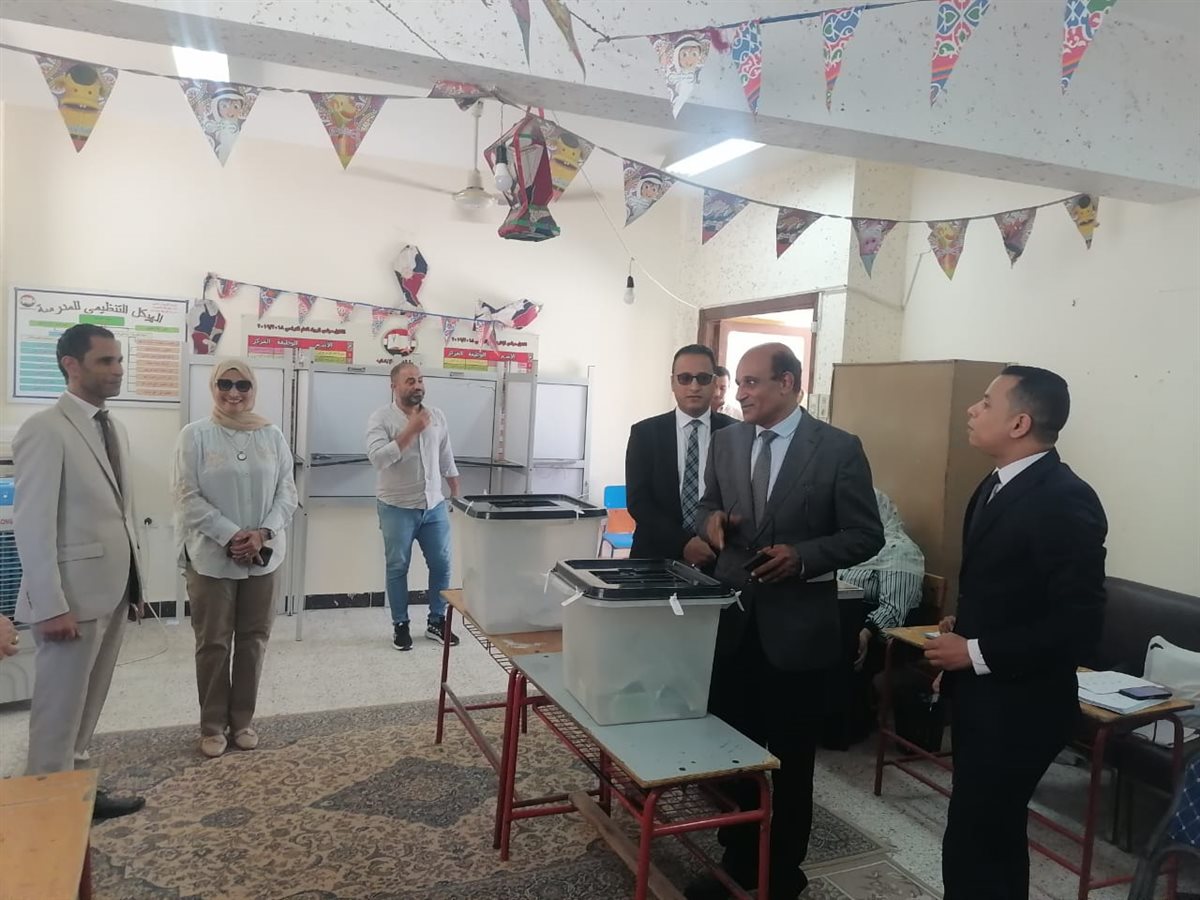 رئيس محكمة البحر الأحمر يتفقد لجان الإنتخابات 