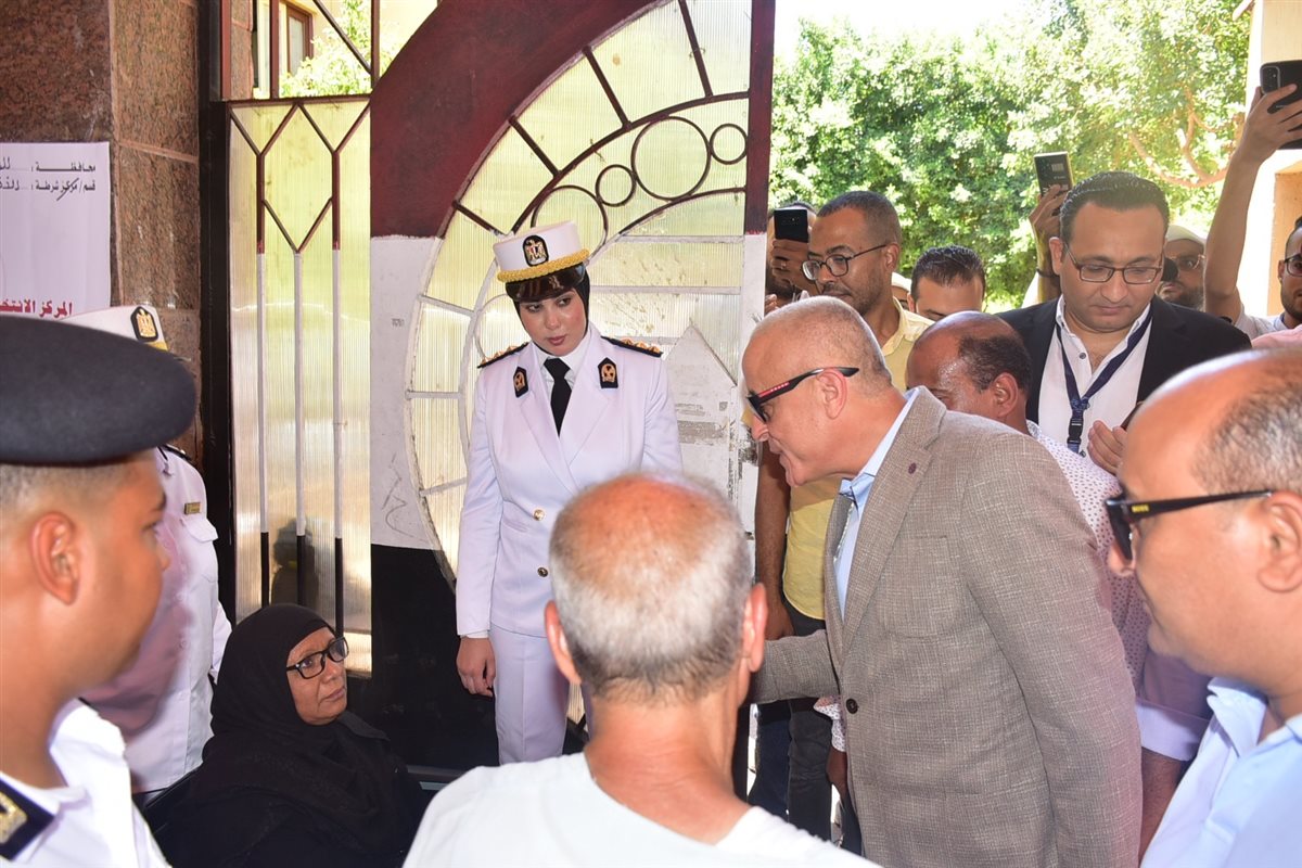 محافظ الأقصر يشكر مسنة قعيدة للادلاء بصوتها