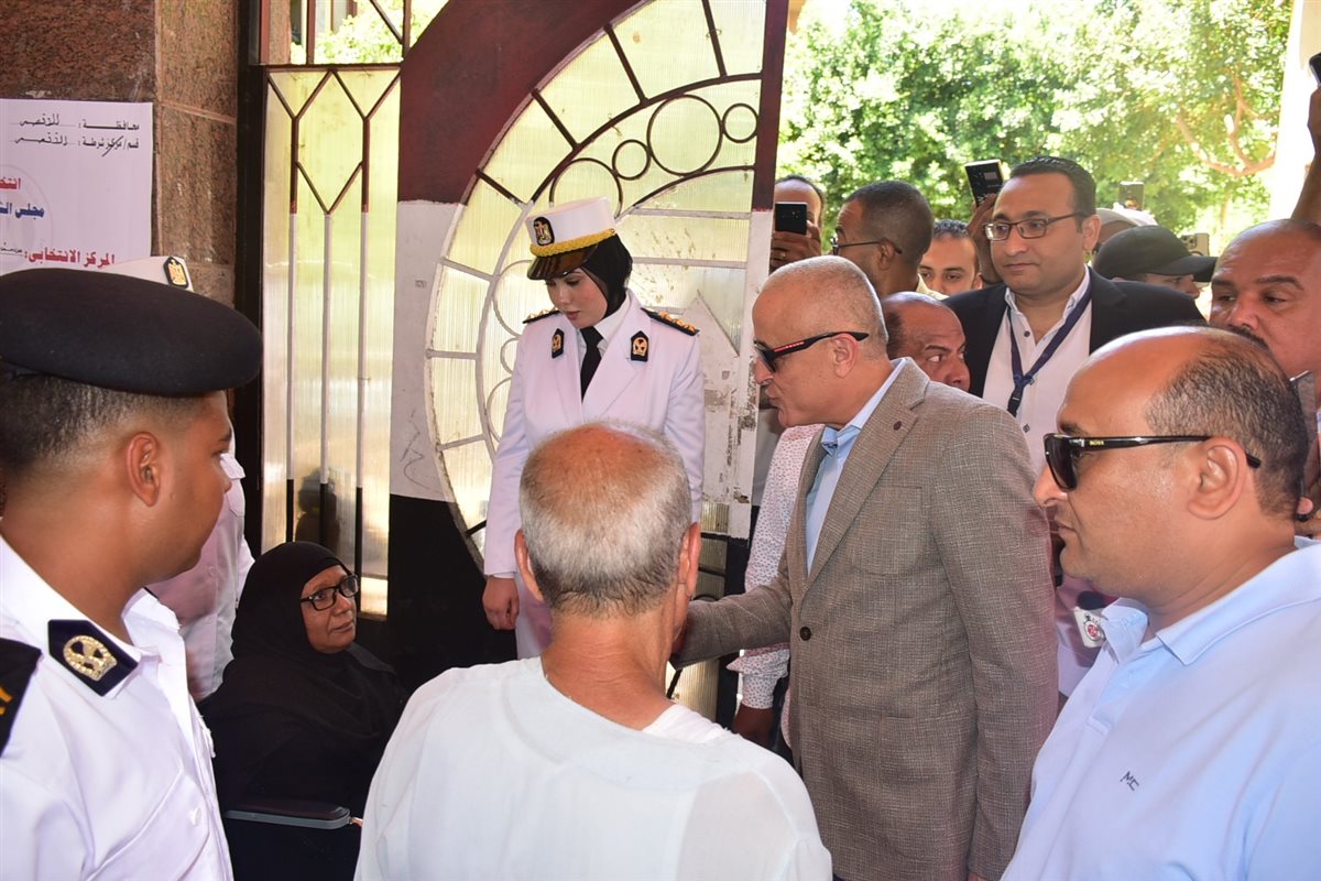 محافظ الأقصر يشكر مسنة قعيدة للادلاء بصوتها