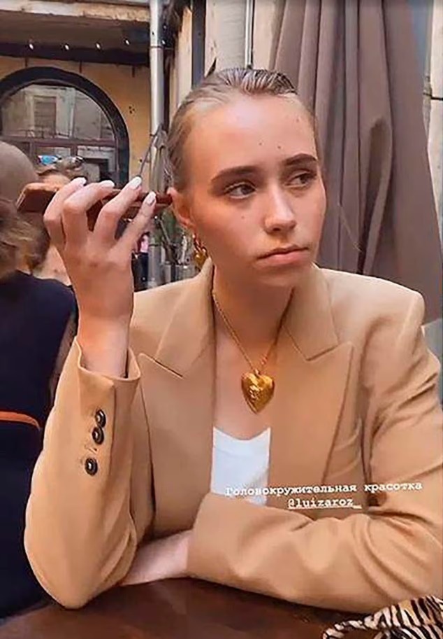 فتاة تزعم أنها ابنة بوتين 