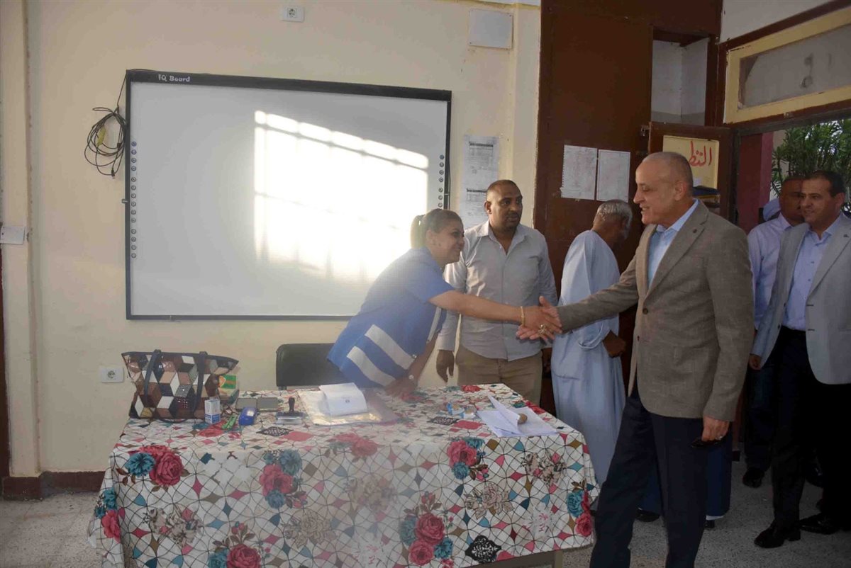 محافظ الأقصر يتابع سير الانتخابات