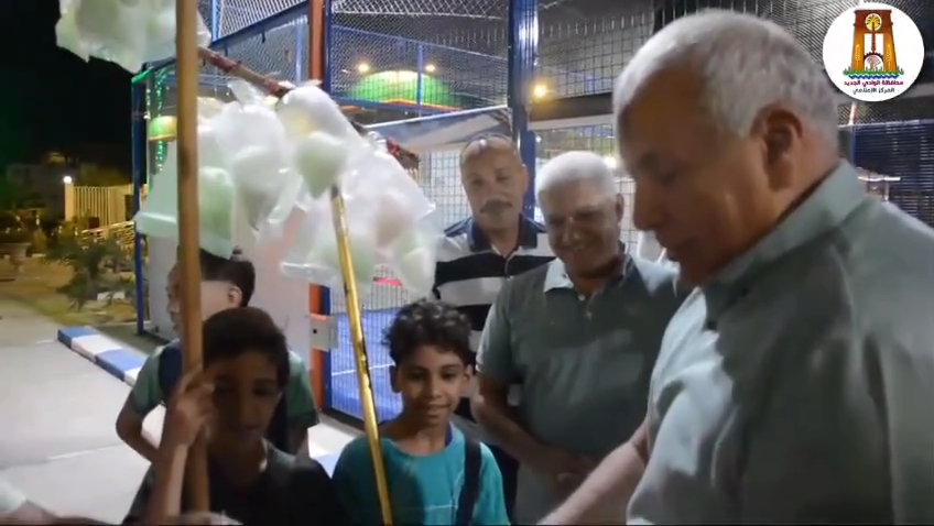 محافظ الوادي الجديد يشيد بطفلين تصادف مرورهم أثناء جولته التفقدية