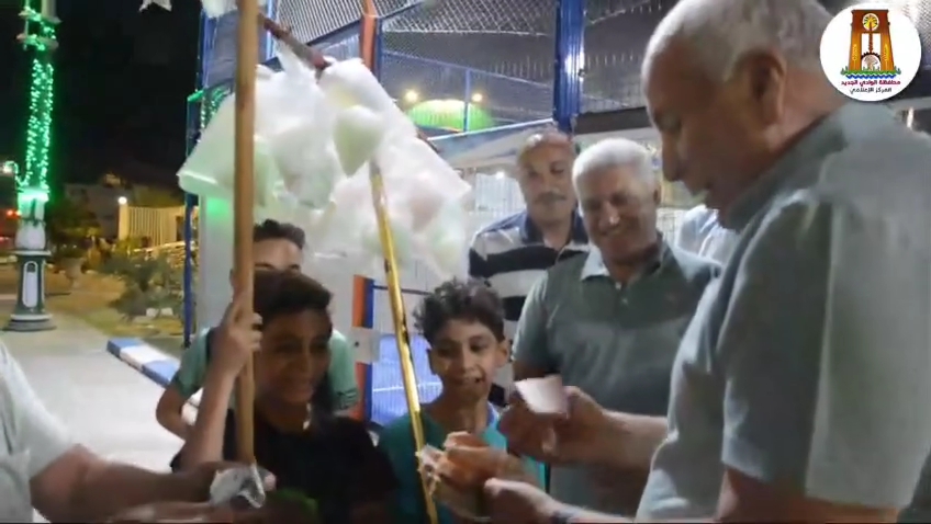 محافظ الوادي الجديد يشيد بطفلين تصادف مرورهم أثناء جولته التفقدية