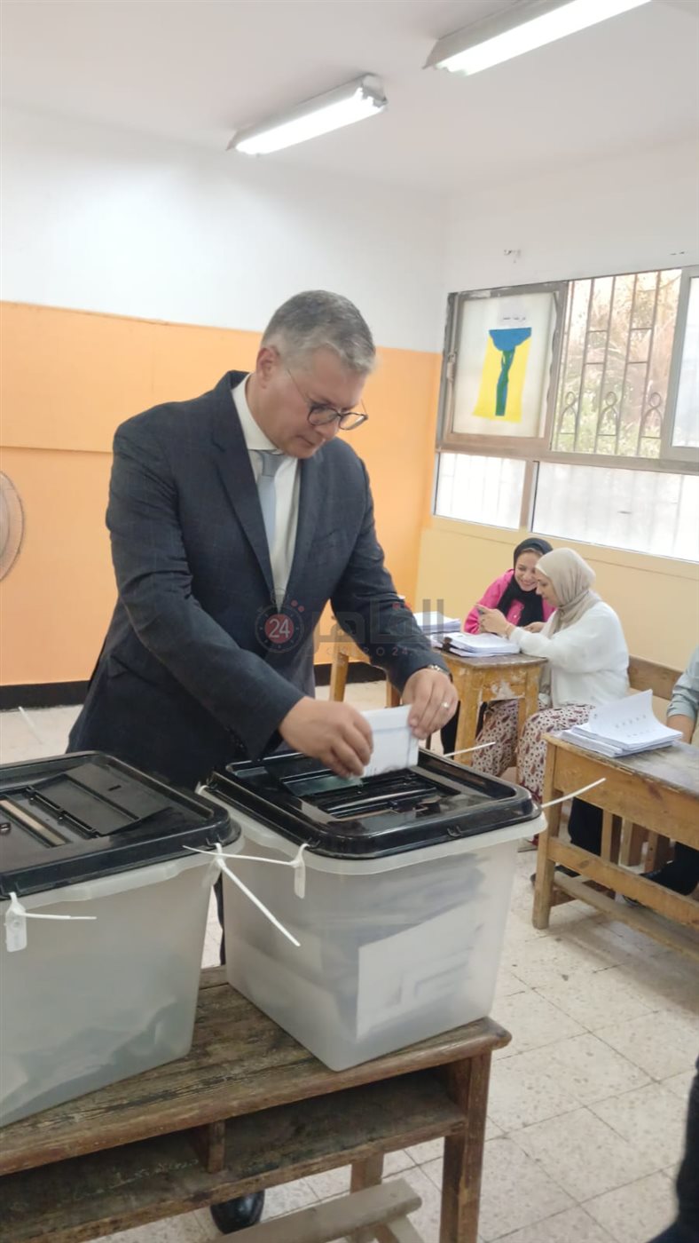 وزير البترول خلال الادلاء بصوته في انتخابات مجلس الشيوم 2025