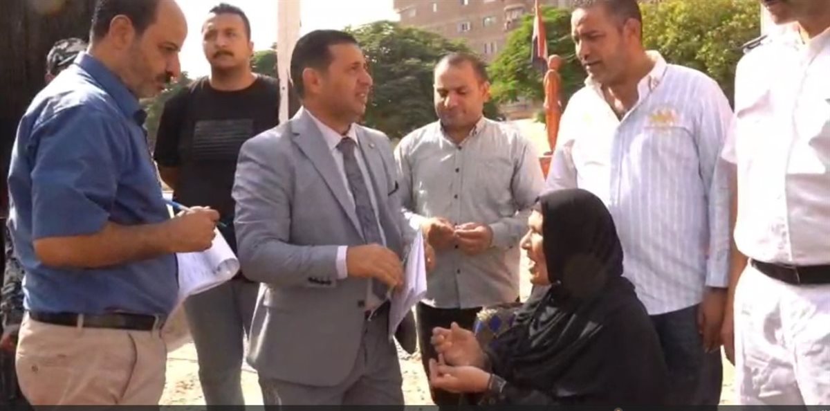  القاضي يخرج لسيدة خارج اللجنة يساعدها على الإدلاء بصوتها في انتخابات مجلس الشيوخ (1)