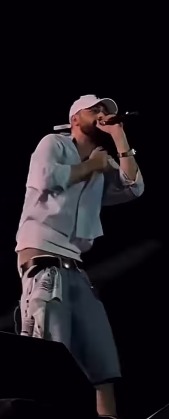 شهاب يظهر شبه عاريًا في حفله الأخير بالساحل الشمالي