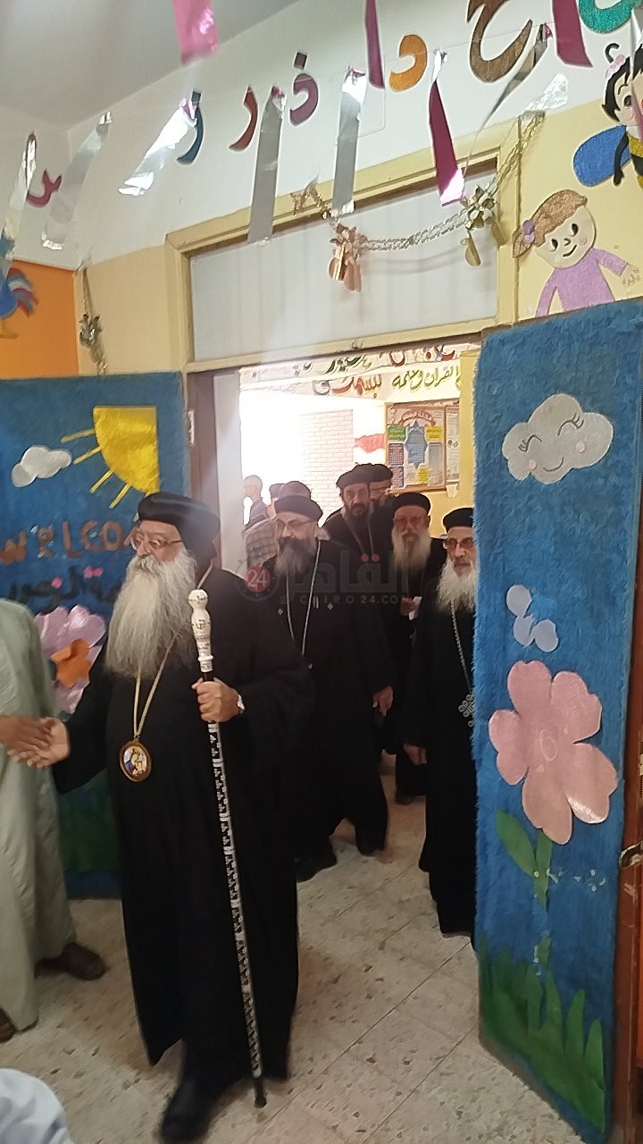 الأنبا تكلا يدلي بصوته في انتخابات مجلس الشيوخ