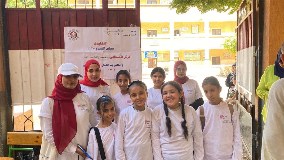 فتيات قنا يدلين بأصواتهن في انتخابات الشيوخ 