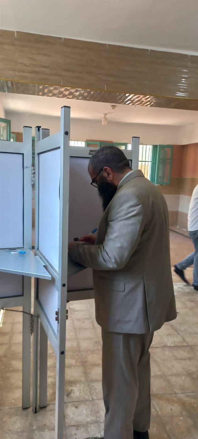 رئيس حزب النور أثناء الإدلاء بصوته فى إنتخابات الشيوخ 