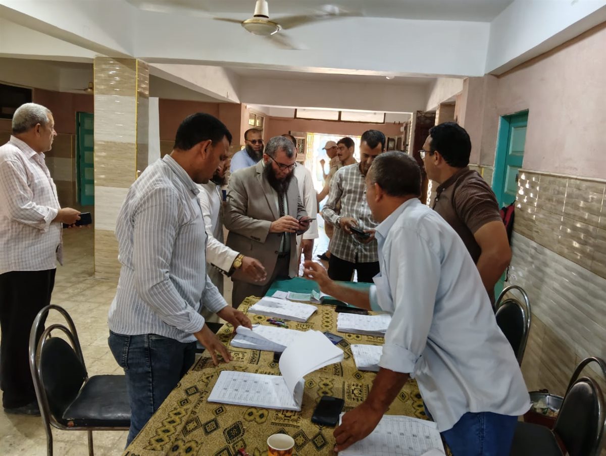 رئيس حزب النور أثناء الإدلاء بصوته فى إنتخابات الشيوخ 