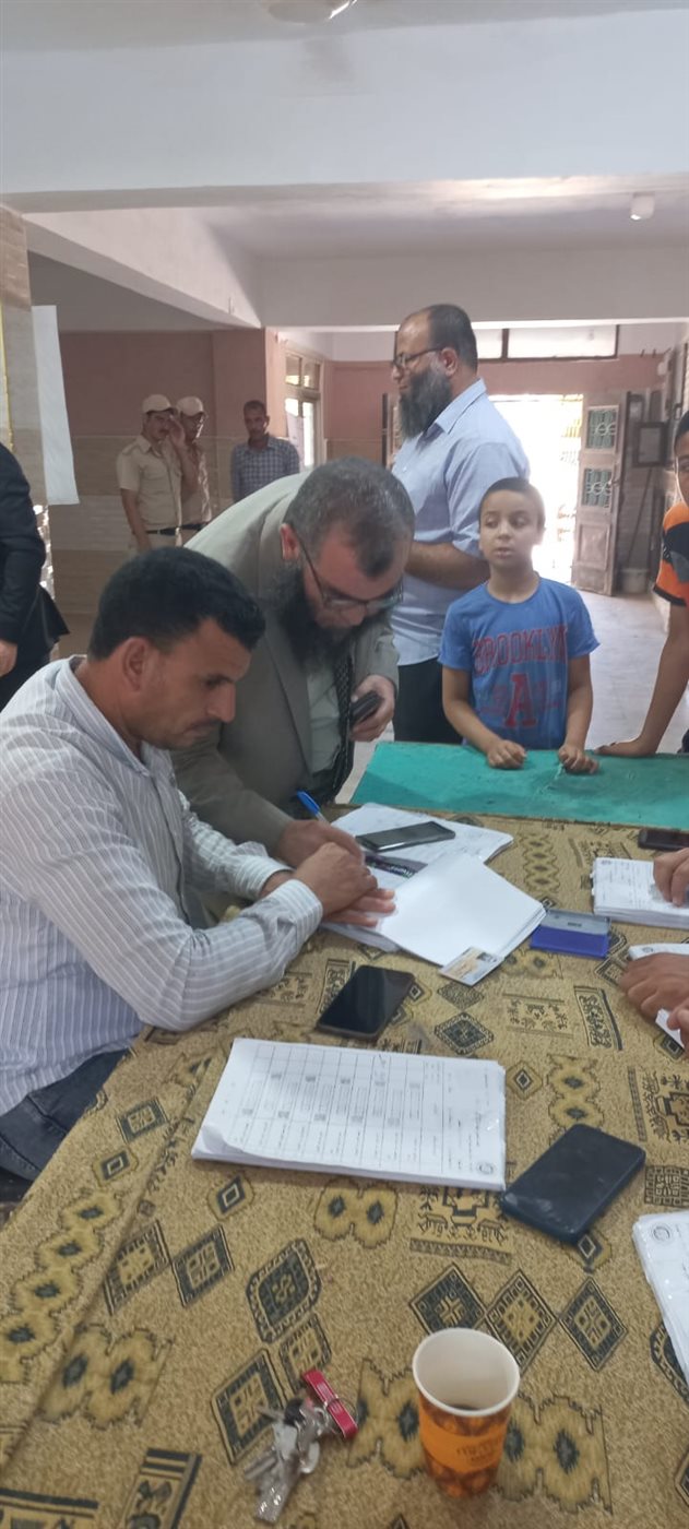 رئيس حزب النور أثناء الإدلاء بصوته فى إنتخابات الشيوخ 