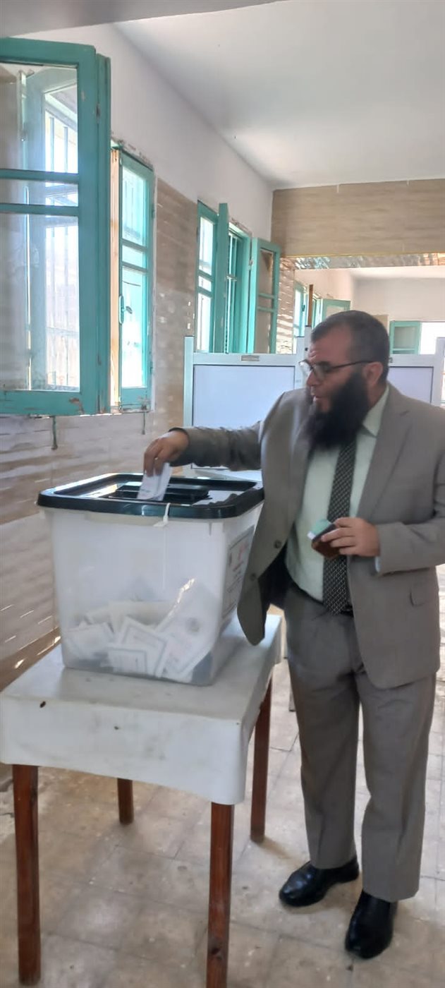 رئيس حزب النور أثناء الإدلاء بصوته فى إنتخابات الشيوخ 