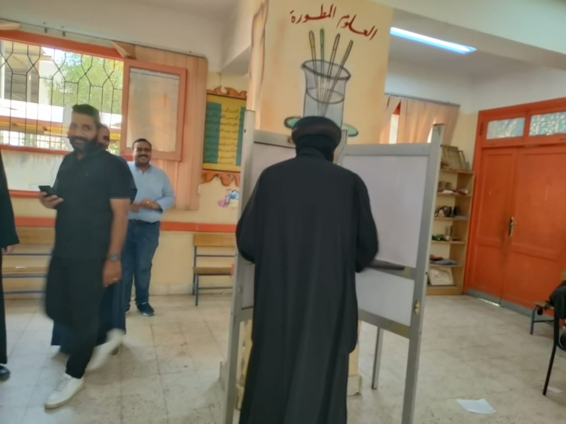 اسقف عام إسنا وارمنت يدلي بصوته