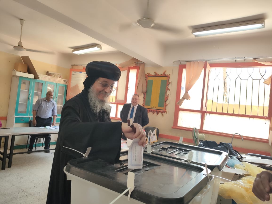 اسقف عام إسنا وارمنت يدلي بصوته