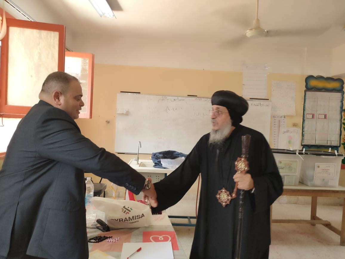 اسقف عام إسنا وارمنت يدلي بصوته