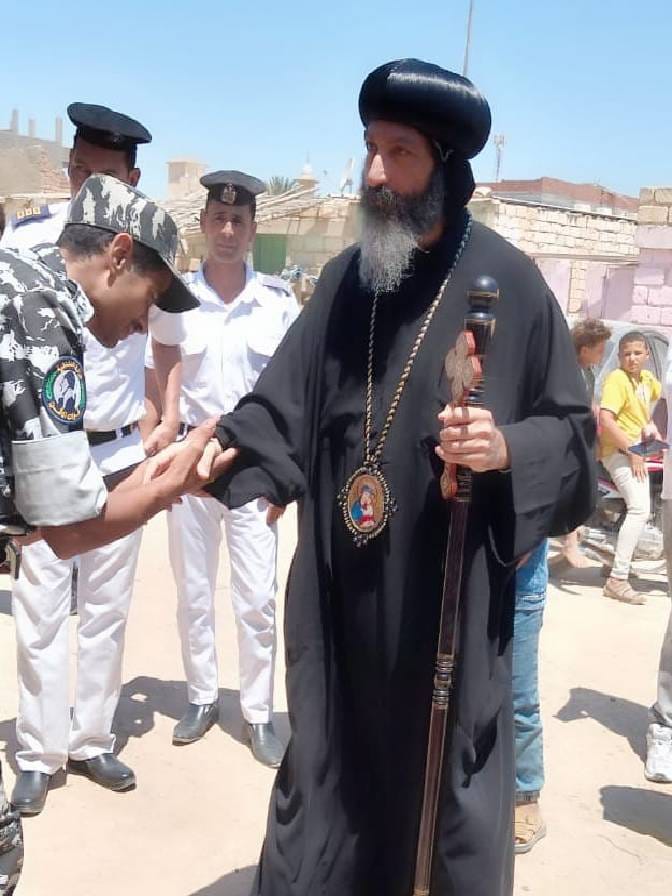 الأنبا مينا يدلي بصوته الإنتخابي 