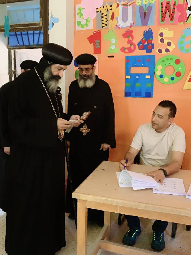 الأنبا مينا يدلي بصوته الإنتخابي 
