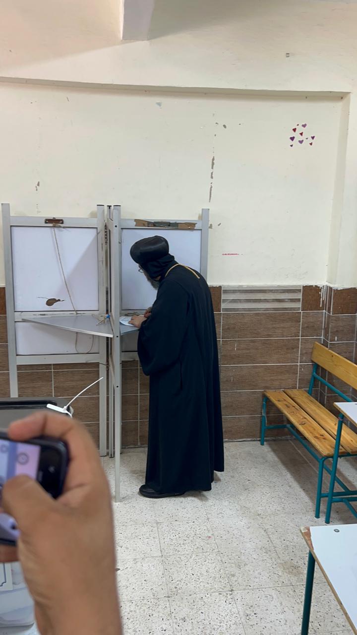 الأنبا بافلي يدلي بصوته 