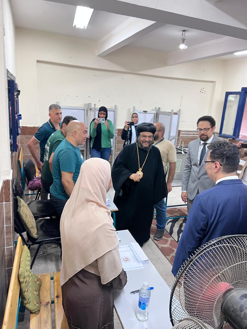 الأنبا بافلي يدلي بصوته 