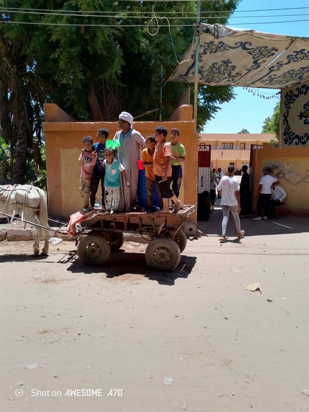 موطن يوزع مياه مجانا على المواطنين 