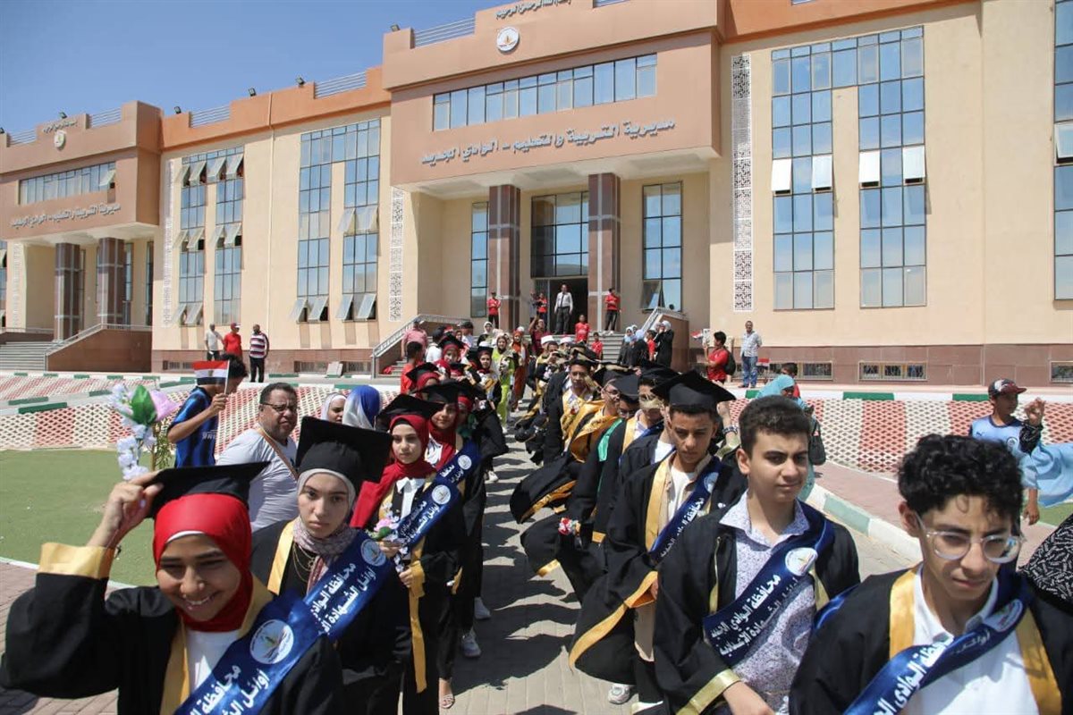 مسيرة شرفية لأوائل الشهادات العامة والأزهرية والفنية