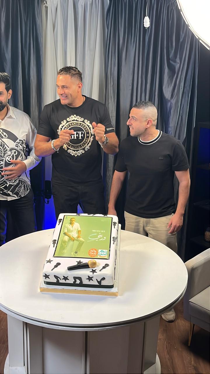 الفنان محمد نور يحتفل بطرح ألبومه الجديد وريني مع منتج وصناع الألبوم