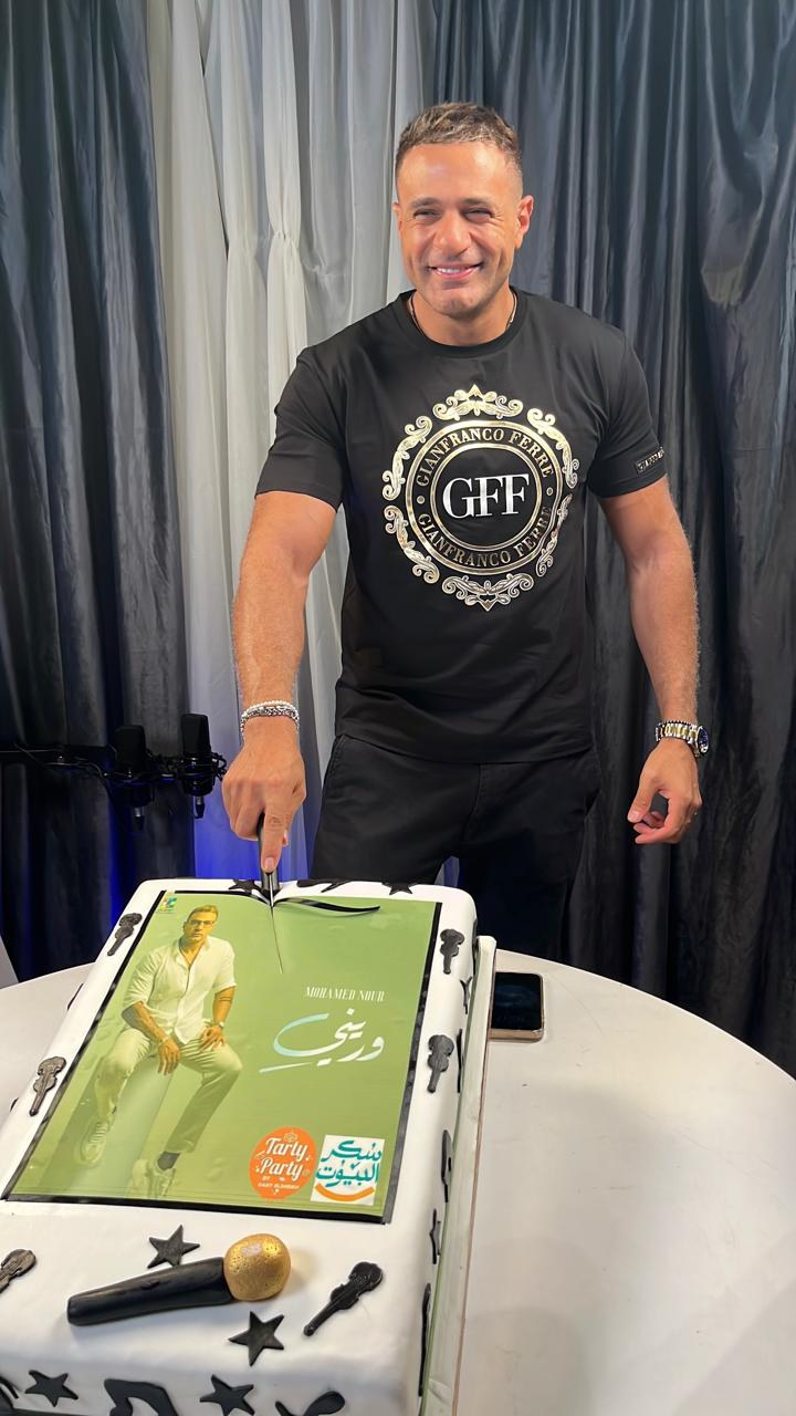 الفنان محمد نور يحتفل بطرح ألبومه الجديد وريني مع منتج وصناع الألبوم