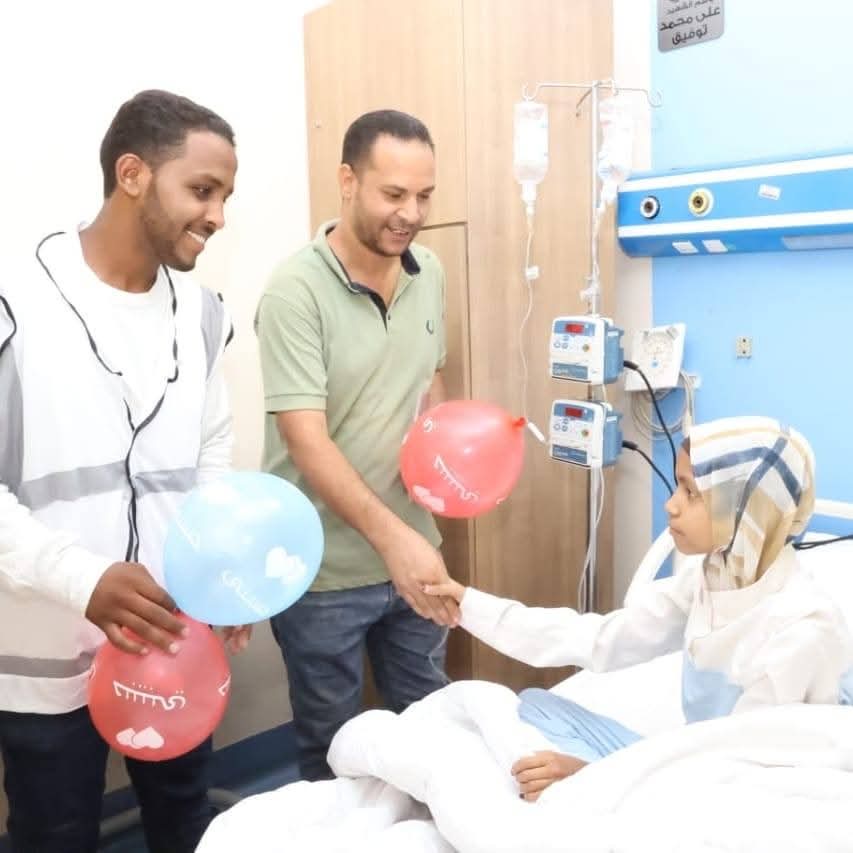 شباب إسنا يرسمون البهجة على وشوش متحدي السرطان