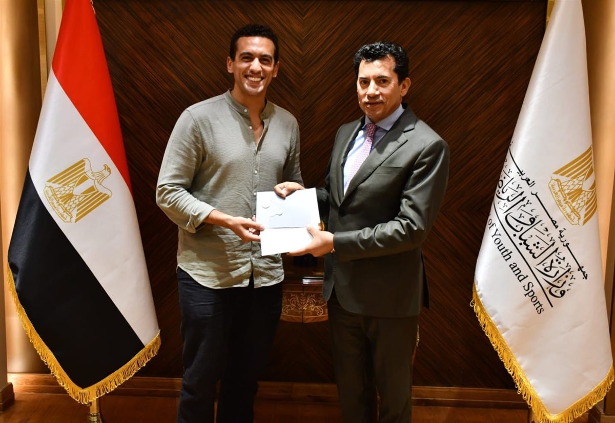 وزير الرياضة رفقة البطل الأولمبي أحمد الجندي