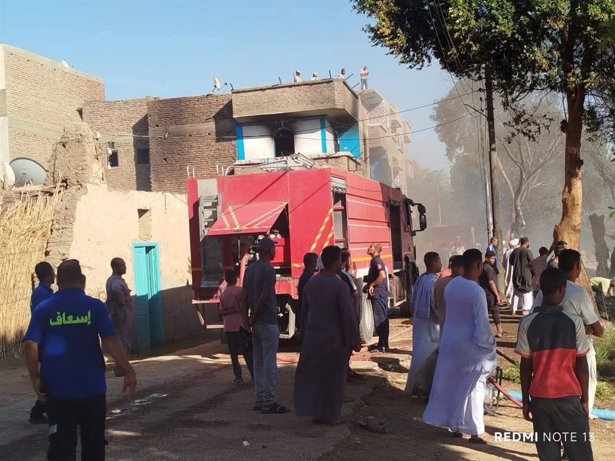 نشوب حريق في عدد من المنازل بقرية الأشراف القبلية 