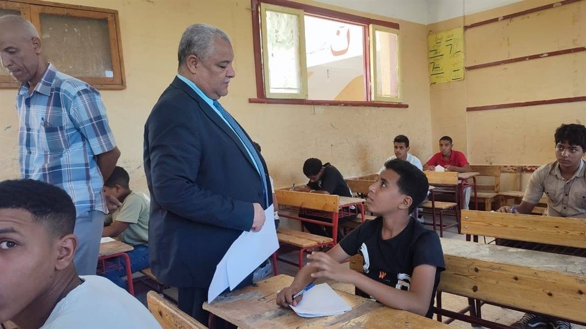 متابعة وكيل وزارة التعليم بالأقصر للامتحانات