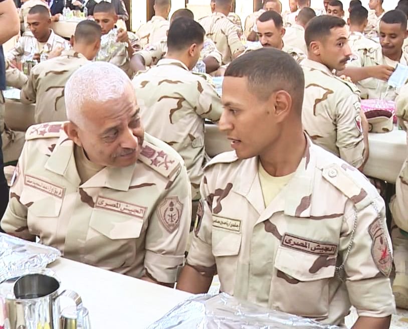 وزير الدفاع وأحد جنودنا