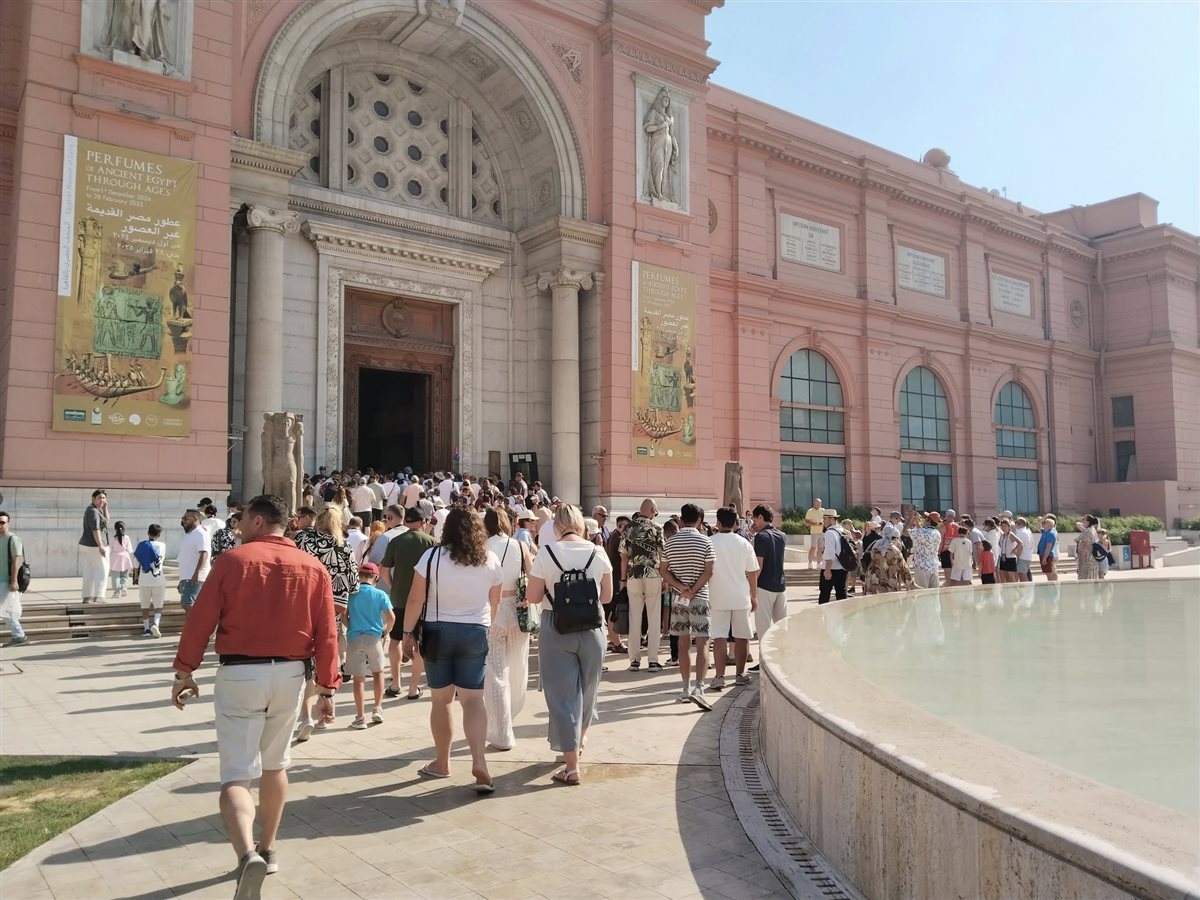 المتحف المصري بالتحرير يستقبل مئات السائحين 