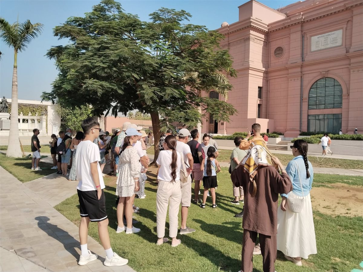 المتحف المصري بالتحرير يستقبل مئات السائحين 