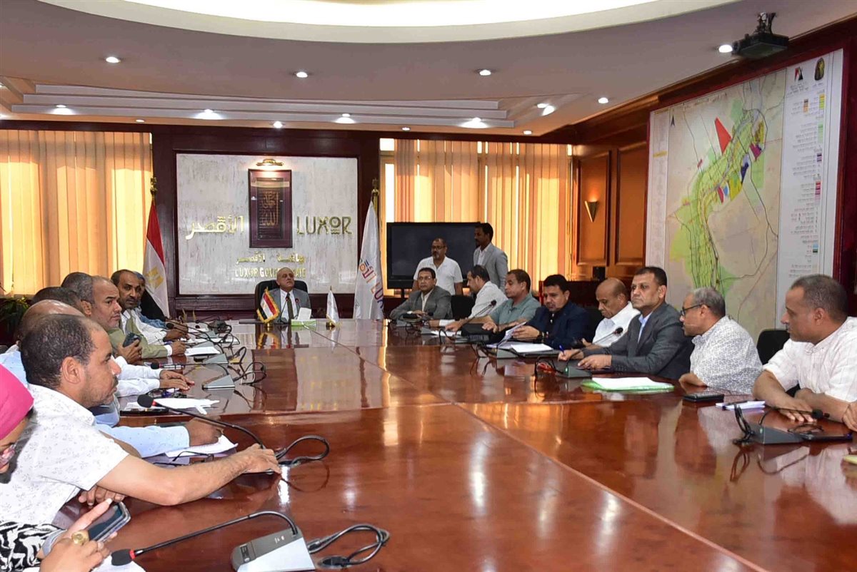 اجتماع محافظ الأقصر لبحث ملف تقنين الأراضي
