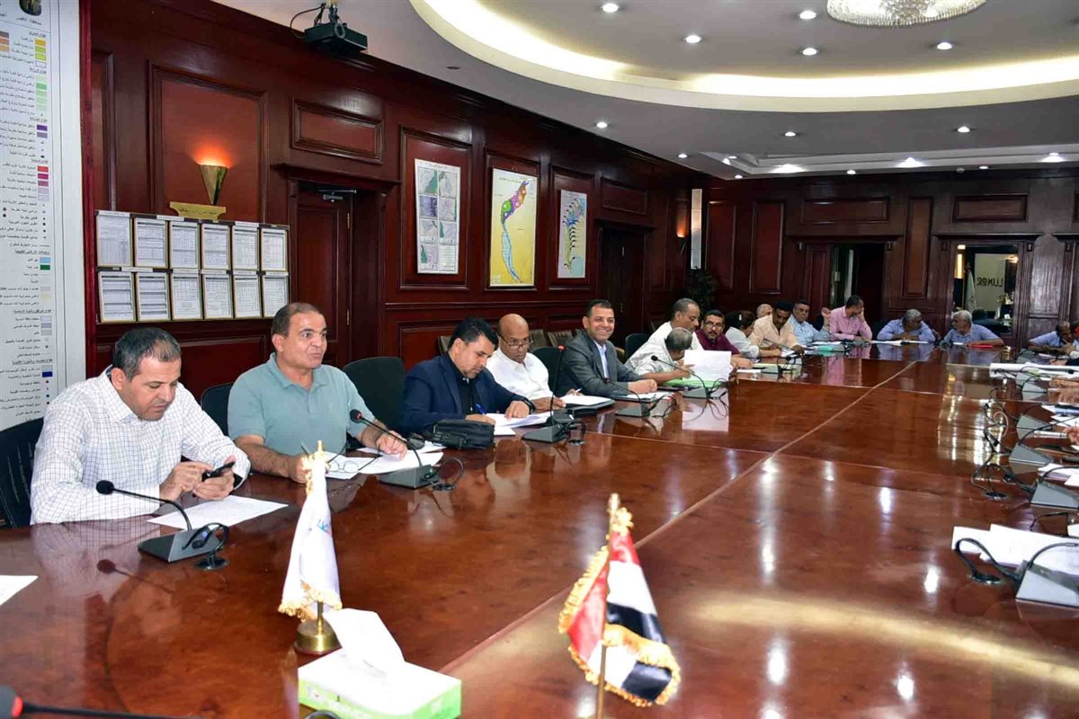 اجتماع محافظ الأقصر لبحث ملف تقنين الأراضي