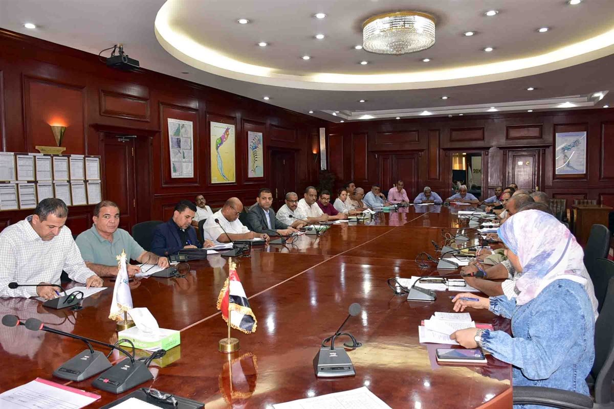 اجتماع محافظ الأقصر لبحث ملف تقنين الأراضي