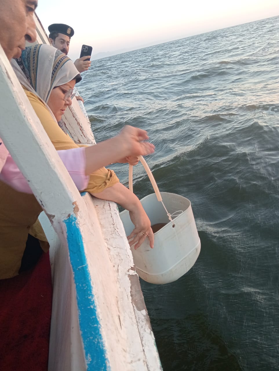 محافظ الفيوم يتابع أعمال إنزال يرقات الجمبري لبحيرة قارون