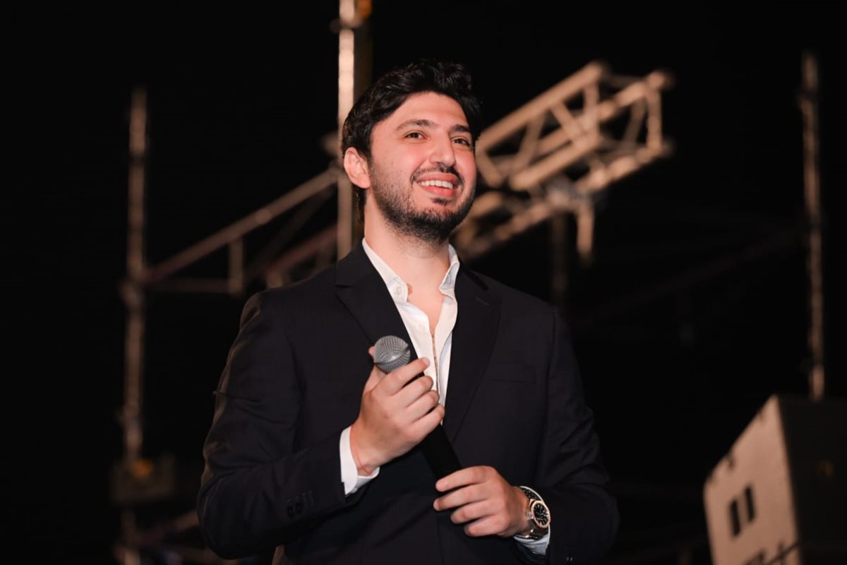 محمد فضل شاكر يتألق في حفله الأول بالعلمين الجديدة