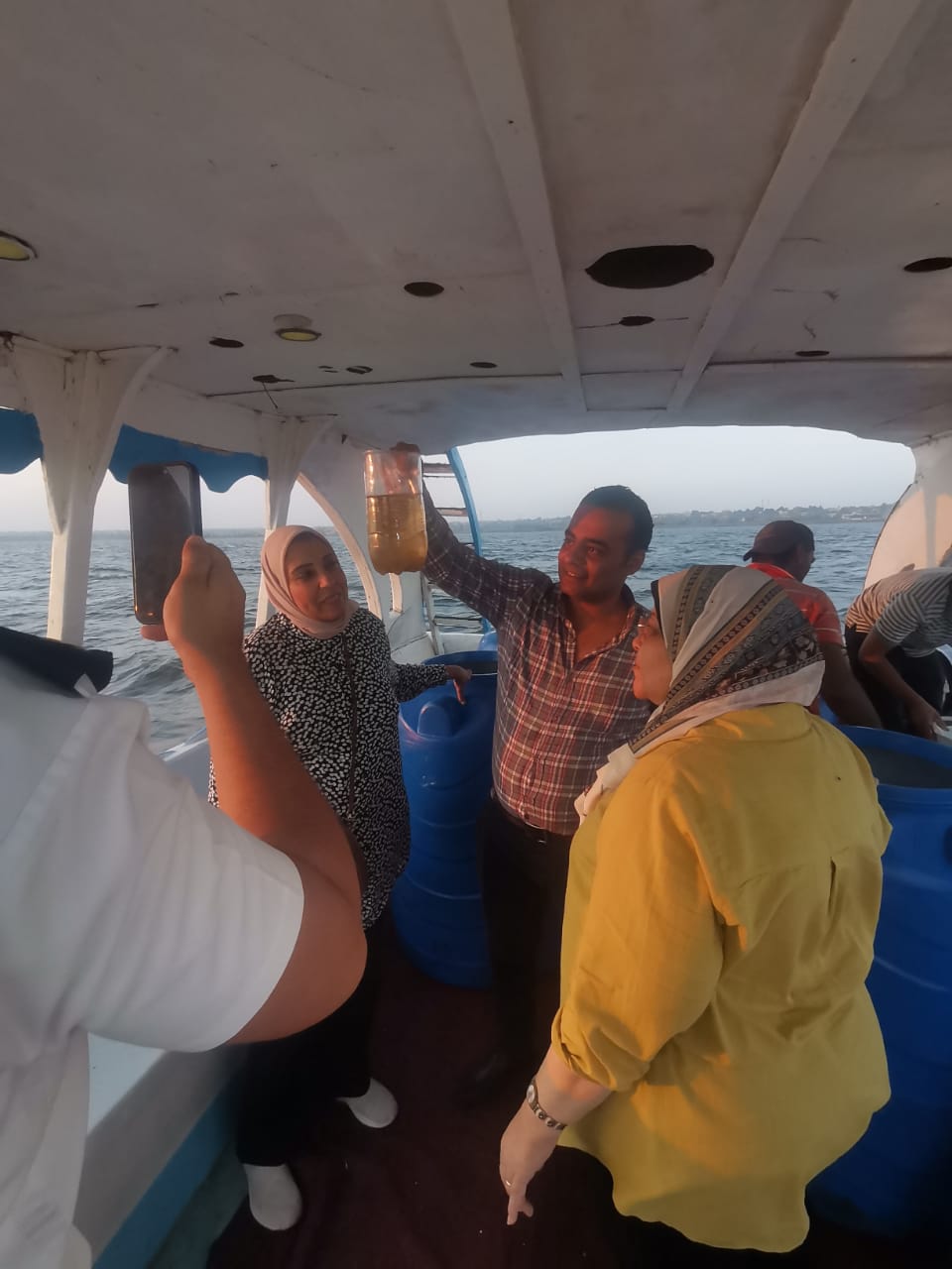 ضمن خطة إمحافظ الفيوم يتابع أعمال إنزال يرقات الجمبري لبحيرة قارون