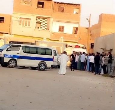 <strong>لحظة خروج جثمان سيدتين ضحايا حادث الكريمات</strong>