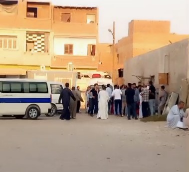 <strong>لحظة خروج جثمان سيدتين ضحايا حادث الكريمات</strong>