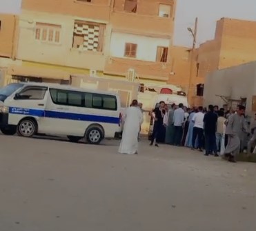 <strong>لحظة خروج جثمان سيدتين ضحايا حادث الكريمات</strong>