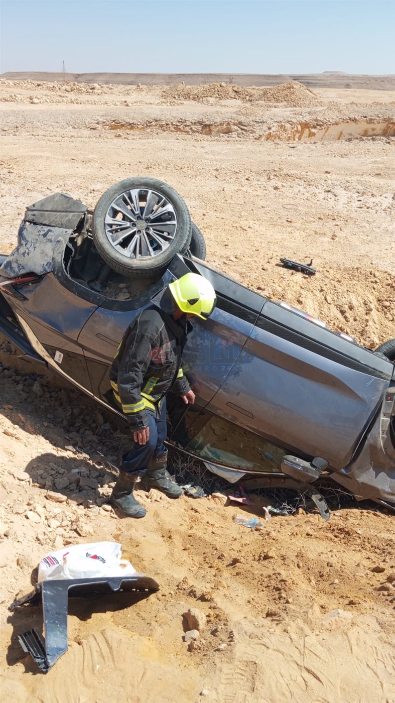 حادث انقلاب سيارة ملاكي على طريق السويس (1)