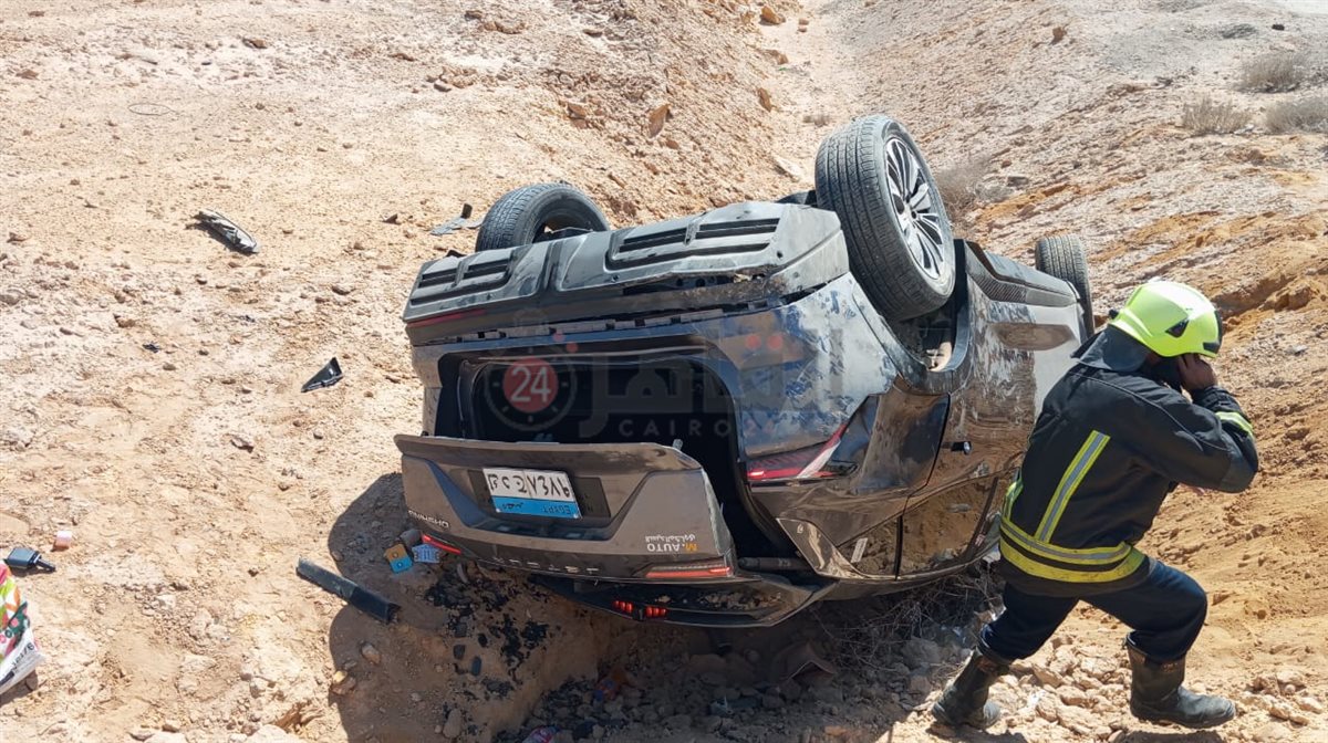 حادث انقلاب سيارة ملاكي على طريق السويس (2)
