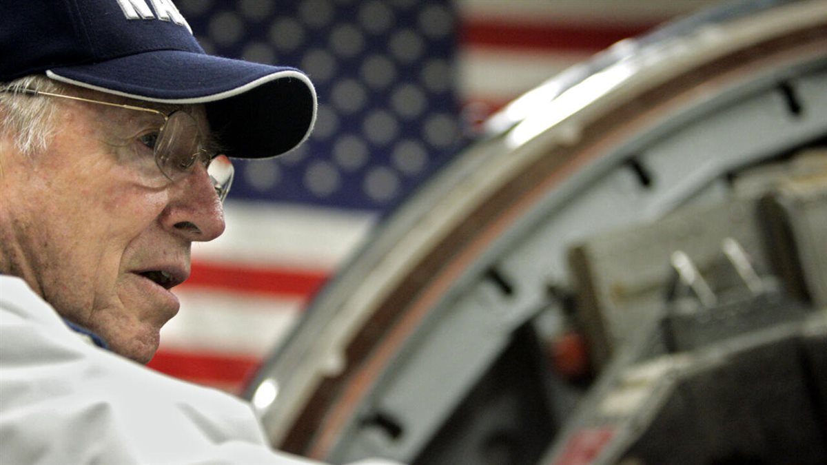 رائد الفضاء جيم لوفيل