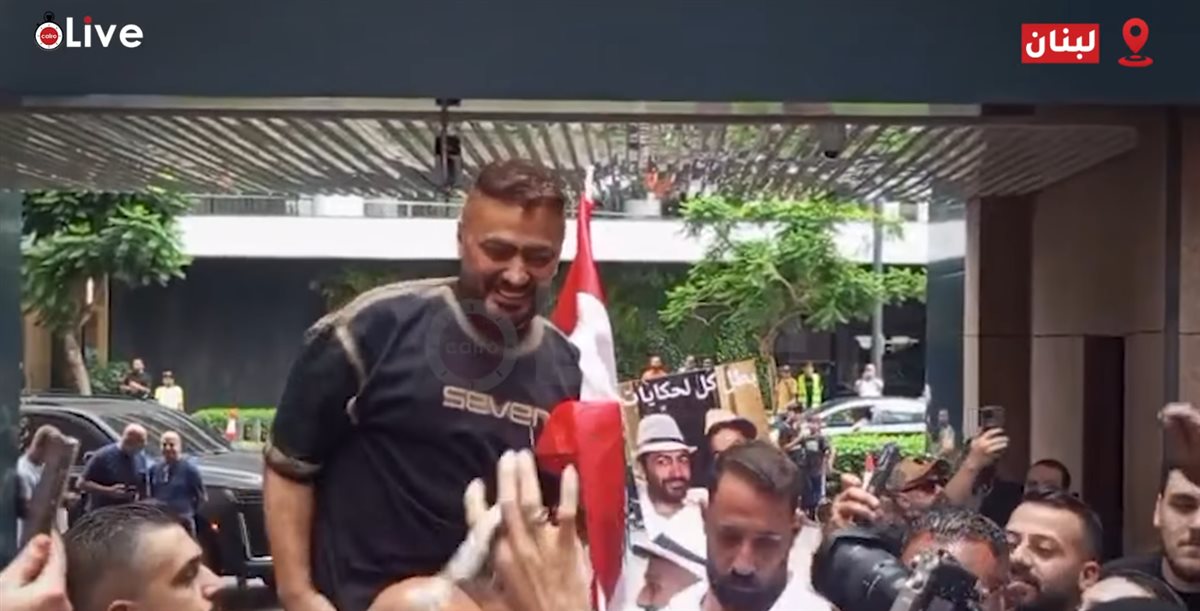 استقبال حافل من الجمهور اللبناني للفنان تامر حسني قبل حفله الليلة