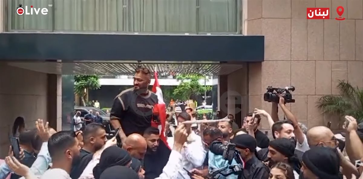 استقبال حافل من الجمهور اللبناني للفنان تامر حسني قبل حفله الليلة